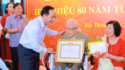 Trao tặng Huy hiệu 80 năm tuổi Đảng cho 3 đảng viên lão thành 