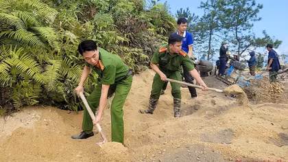 Công an xã cùng nhân dân ra quân làm đường liên thôn ngày thứ bảy