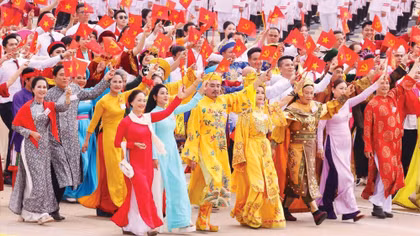 Giữ gìn bản sắc dân tộc trong thời đại số. (Khối Văn hóa, Thể thao diễu hành trong Lễ kỷ niệm 80 năm Cách mạng Tháng Tám thành công và Quốc khánh 2-9 tại Hà Nội, ngày 2-9-2025_Ảnh: TTXVN)