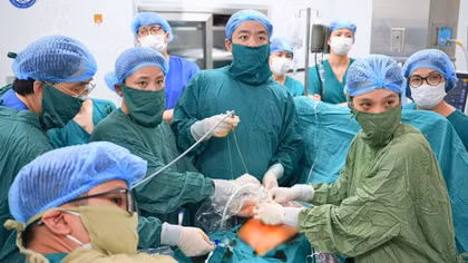 Lần đầu tiên đặt bóng vào khí quản cứu thai nhi trong bụng mẹ