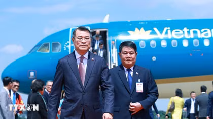 Thủ tướng Lê Minh Hưng đến thủ đô Vientiane bắt đầu thăm chính thức Lào