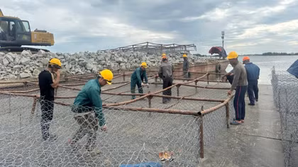Các kỹ sư, công nhân làm xuyên lễ để hoàn trả mặt bằng nhằm đảm bảo cho đập Thảo Long vận hành làm nhiệm vụ thoát lũ trong mùa mưa lũ ở Huế.