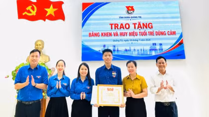 Trao Huy hiệu “Tuổi trẻ dũng cảm” cho nam sinh cứu em nhỏ bị đuối nước 