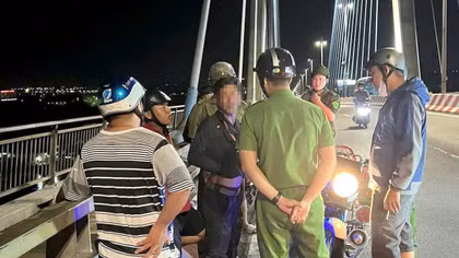 Công an phường kịp thời cứu thanh niên nhảy cầu Mỹ Thuận