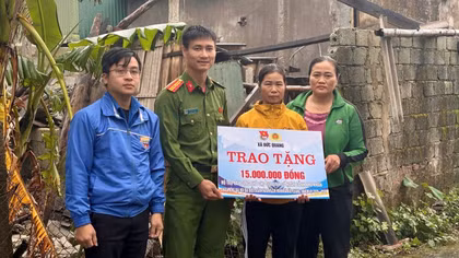 Cán bộ Công an xã với mô hình kết nối cộng đồng làm nhà cho người nghèo