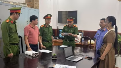 Cơ quan điều tra thi hành lệnh bắt tạm giam Trần Văn Trạng.