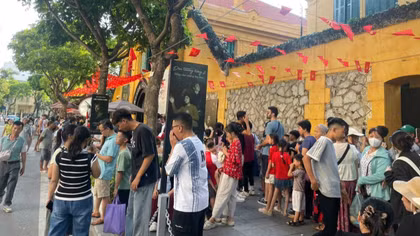 Du khách háo hức trải nghiệm các “tour 0 đồng” tại Thủ đô