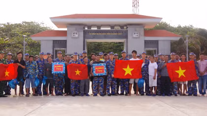 32 ngư dân lâm nạn ở vùng biển Trường Sa lên tàu về đất liền