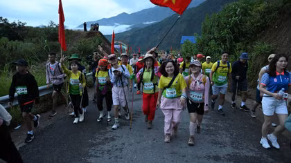 500 vận động viên tham gia giải leo núi "Bước chân trên mây”