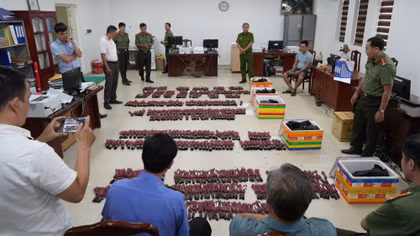 Hàng ngàn kíp nổ điện được Công an thu giữ.
