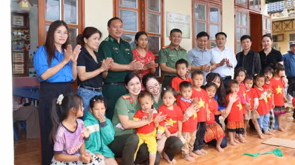 Bàn giao công trình “Chung tay cải tạo, sửa chữa Điểm trường Huổi Khi"