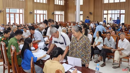 Công an tỉnh Hà Tĩnh phối hợp các lực lượng chức năng lấy mẫu ADN thân nhân liệt sĩ. 