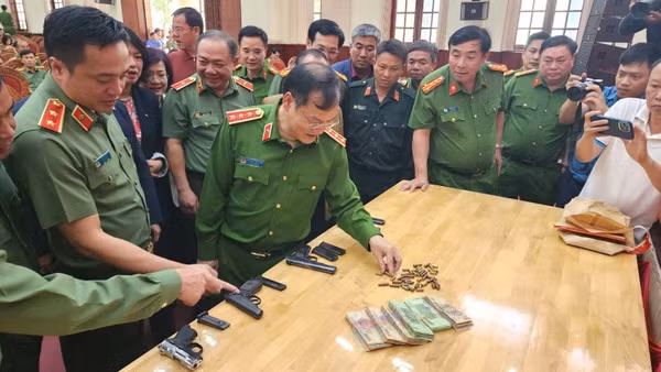 Khen thưởng lực lượng phá chuyên án cướp ngân hàng ở Gia Lai