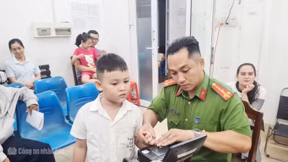Công an phường giúp người dân xa hàng trăm km nhận lại tiền bị lừa