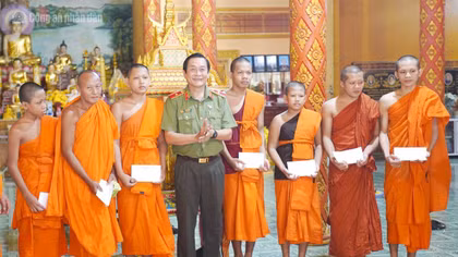 Bền chặt nghĩa tình quân dân dịp lễ Sene Dolta của đồng bào Khmer