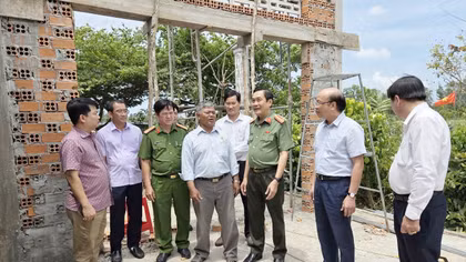 Đại tá Hồ Việt Triều, Giám đốc Công an Cà Mau kiểm tra tiến độ thi công xây dựng nhà tình nghĩa tặng ông Lý Huỳnh (ấp Sào Lưới B, xã Đá Bạc). 