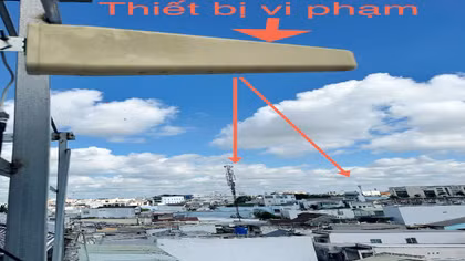 Thiết bị kích sóng di động trái phép được lắp đặt trên mái nhà của hộ kinh doanh nhằm mục đích tăng mức phủ sóng. 