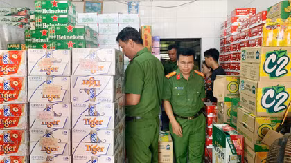 Công an phường Thốt Nốt kiểm tra cơ sở kinh doanh có liên quan đến vụ tiêu thụ tài sản bị trộm cắp. 