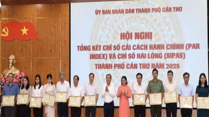 Các tập thể, cá nhân tiêu biểu nhận Bằng khen của UBND TP Cần Thơ.