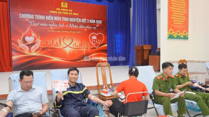 Cán bộ chiến sĩ Công an tỉnh Cà Mau hiến máu tình nguyện 