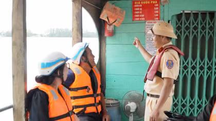 Bảo đảm an toàn giao thông mùa nước nổi ở Tây Đô