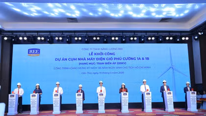 Các đại biểu thực hiện nghi thức khởi công dự án điện gió Phú Cường 1A và 1B - hạng mục Trạm biến áp 220kV. 