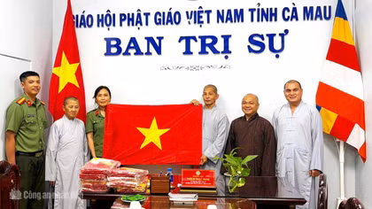 Trao 500 cờ Tổ quốc, lan tỏa tinh thần Tết Độc lập ở Cà Mau