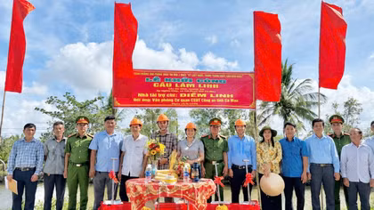 Văn phòng Cơ quan CSĐT Công an tỉnh Cà Mau phối hợp nhà hảo tâm khởi công xây dựng cầu giao thông nông thôn. 