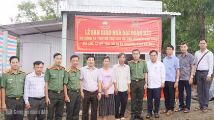 Công an tỉnh Cà Mau tặng 3 căn nhà Đại đoàn kết cho hộ nghèo