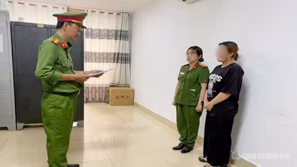 Người mẹ trẻ bị bắt vì đánh con dẫn đến tử vong