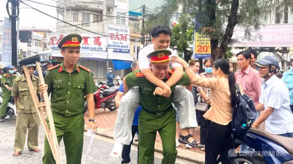 Hình ảnh xúc động của Công an Cà Mau vượt khó cùng sĩ tử