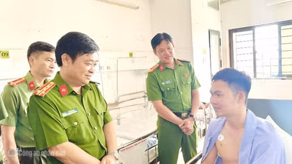 Thăm hỏi, động viên Thượng úy Công an bị thương khi truy bắt tội phạm