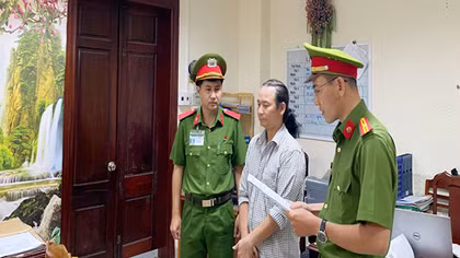 Khởi tố chủ cửa hàng ở Cần Thơ bán giày, dép giả 