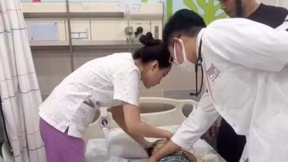 Bé N.V.Đ.K, sinh ngày 11/7/2025 được CSGT Công an TP Cần Thơ đưa đến bệnh viện cấp cứu kịp thời. 