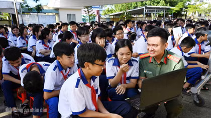 Lan tỏa chiến dịch “Không một mình” đến người trẻ 