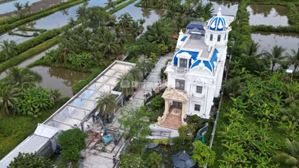 Chủ tòa nhà “đẹp nhất Cà Mau” phá bỏ phần xây dựng vi phạm