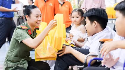 Công an Cần Thơ mang Tết Trung thu đến với trẻ em khó khăn