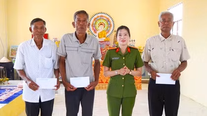 Trung tá Nguyễn Xuân Niềm, Trưởng Công an xã U Minh tặng quà người có uy tín đồng bào Khmer nhân dịp Tết Chôl Chnăm Thmây.