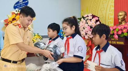Công an Cà Mau mang nhiều niềm vui Trung thu đến trẻ em khó khăn 