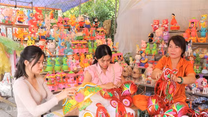Người 20 năm giữ nghề làm lồng đèn Trung thu truyền thống
