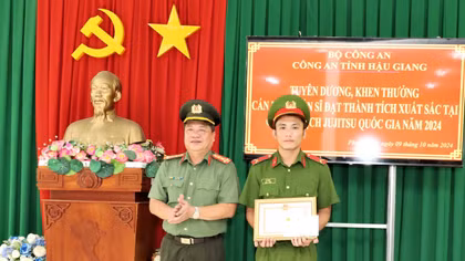 Đại tá Nguyễn Thanh Tràng, Phó Giám đốc CATP Cần Thơ trao khen đồng chí Lê Kiên. 