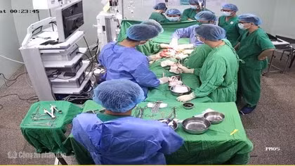 Cứu sống nam bệnh nhân bị 2 thanh sắt đâm xuyên người