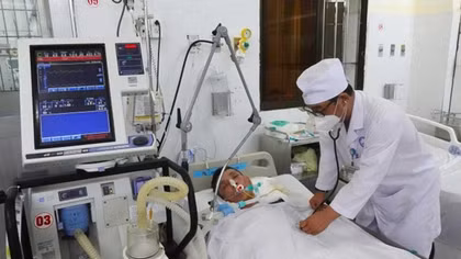 Một người tử vong, hai người cấp cứu do ngộ độc rượu ở Cà Mau