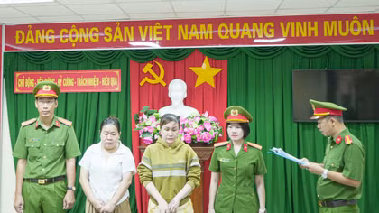 Cơ quan CSĐT tống đạt các quyết định tố tụng đối với Đông và Giang. 