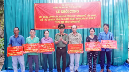 Thiếu tướng Huỳnh Việt Hòa, Giám đốc CATP Cần Thơ trao bảng tượng trưng kinh phí xây dựng nhà tặng các gia đình có hoàn cảnh khó khăn về nhà ở.