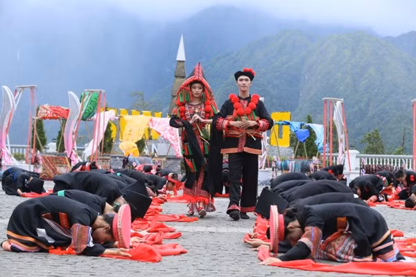vu-dieu-tren-may-cua-dao-dien-pham-hoang-nam-lay-chat-lieu-van-hoa-ban-dia-tay-bac.jpg