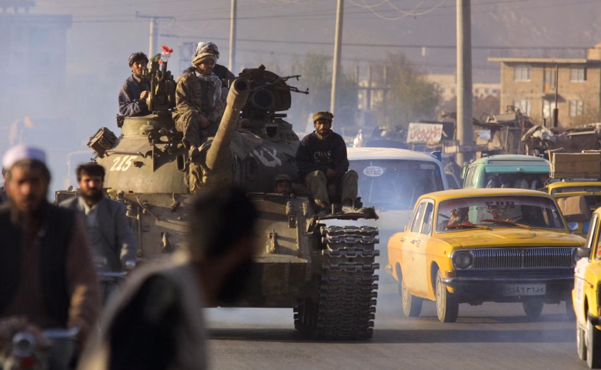 cac-chien-binh-lien-minh-phuong-bac-tien-vao-kabul-sau-khi-taliban-mat-quyen-kiem-soat-thu-do-cuoi-nam-2001-anh-reuters.jpg