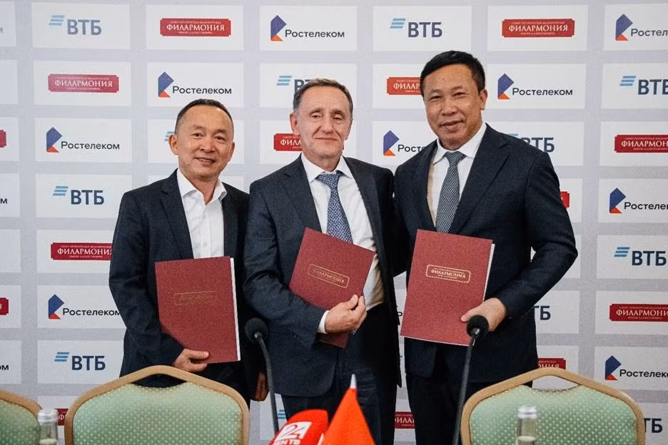 Thiếu tướng, NSND Nguyễn Công Bẩy, Phó Cục trưởng Cục Công tác chính trị, Giám đốc Nhà hát Hồ Gươm cùng nhạc sĩ Nguyễn Quốc Trung, Giám đốc Công ty TNHH Thanh Việt Production và ông Ilya Cherkasov, Viện trưởng Viện St. Petersburg Philharmonia ký kết hợp tác.