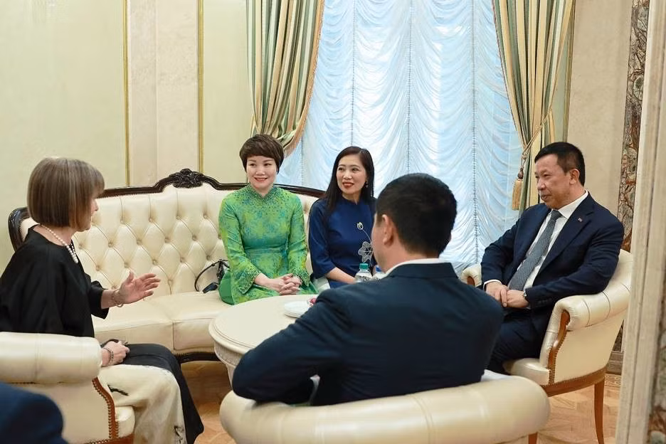 Thiếu tướng, NSND Nguyễn Công Bẩy và bà Doulova Catherinem trao đổi về các dự án hợp tác giữa Nhà hát Hồ Gươm và Nhà hát Opera và Ballet Quốc gia Belarus.