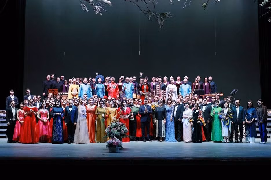 Các nghệ sĩ đoàn công tác của Nhà hát Hồ Gươm cùng các lãnh đạo, nghệ sĩ Nhà hát Opera và Ballet Quốc gia Belarus.